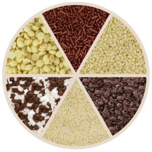 Schokodekore in unterschiedlichen Farben. Angeordnet in einzelnen Feldern in einem Kreis.